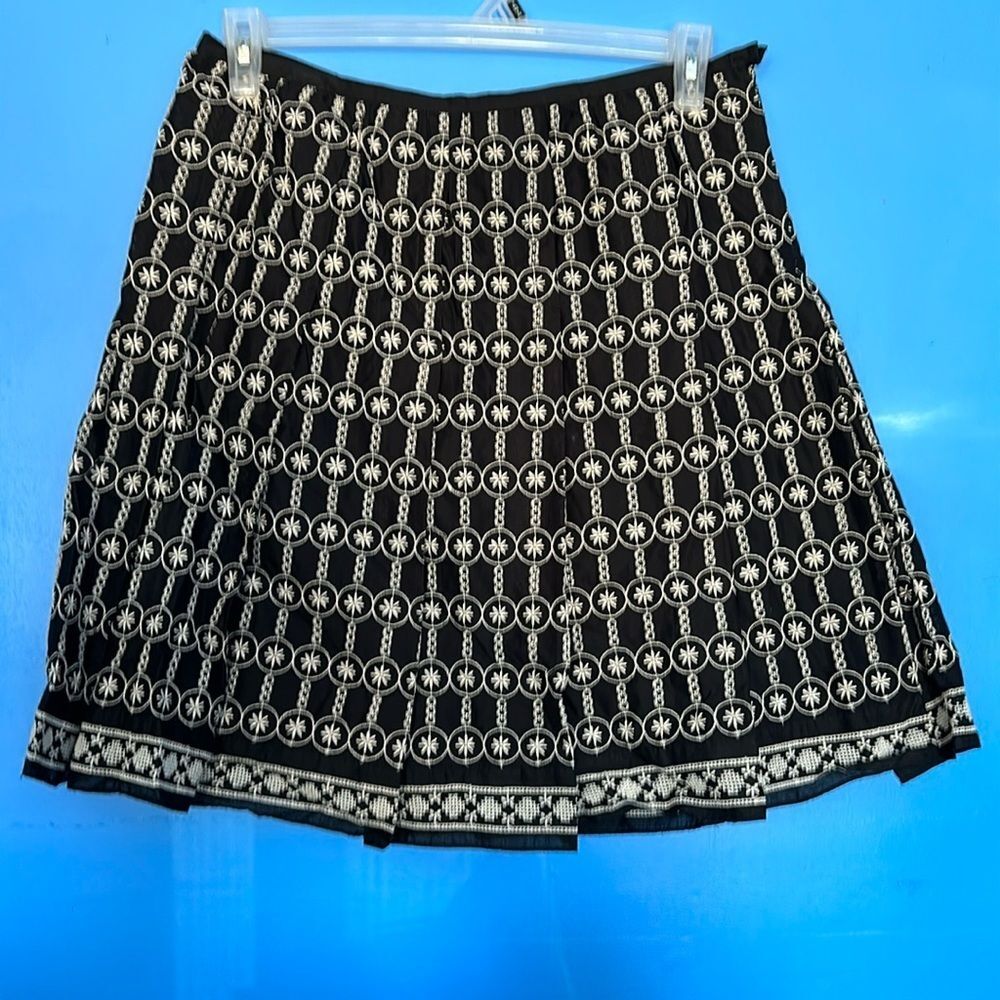 Max Studio Black Pleated Skirt Cream Trim Accents Women's Size 10 Elegant Style